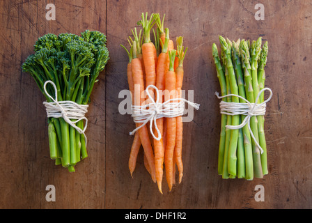 I grappoli di carote, broccoli asparagi e legati con spago, still life Foto Stock