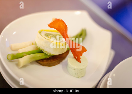 Motorino di avviamento Gourmet sulla piastra bianca Foto Stock