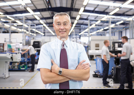 Ritratto di manager nella fabbrica di ingegneria Foto Stock