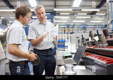 Lavoratore e di riunione dei manager nel magazzino di ingegneria Foto Stock