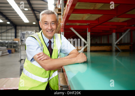 Ritratto di warehouse manager nel magazzino di ingegneria Foto Stock