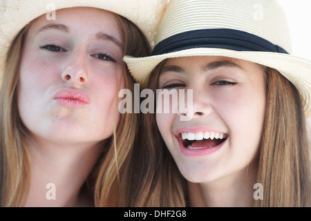 Ritratto di due ragazze adolescenti indossare cappelli Foto Stock