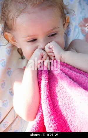 Ritratto di giovane ragazza con asciugamano rosa Foto Stock