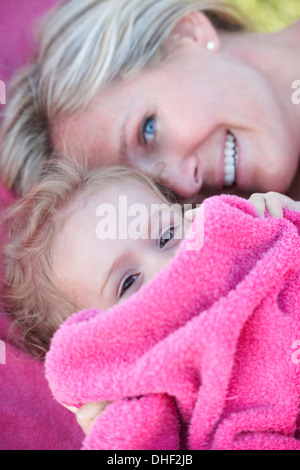 Madre e figlia in rosa asciugamano Foto Stock