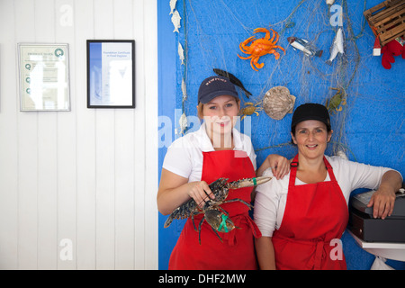 Donne azienda aragoste fresche Foto Stock