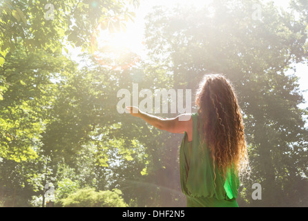 Ragazza adolescente indossare top verde con braccia, Praga, Repubblica Ceca Foto Stock