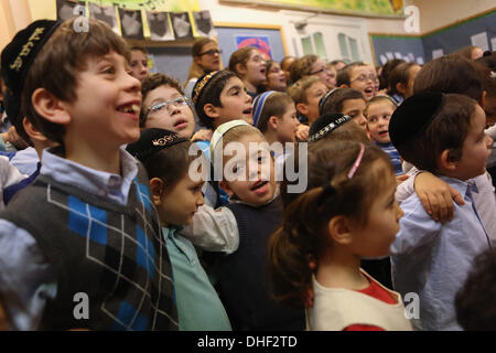 Berlino, Germania. 08 Nov, 2013. Bambini a o Avner Talmud-Torah seminario ebraico (yeshiva) ascoltare il rabbino David Baruk Lau, il Ashkenazi il Rabbino Capo di Israele, parlare un giorno prima per il settantacinquesimo anniversario della Kristallnacht, a cui si fa riferimento anche come la notte di vetro rotto, a Berlino, Germania, il 8 novembre 2013. Credito: Adam Berry/Alamy Live News Foto Stock