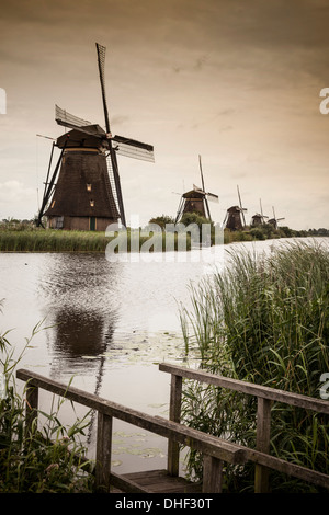 Mulini a vento e canal, Kinderdijk, Olanda, Amsterdam Foto Stock