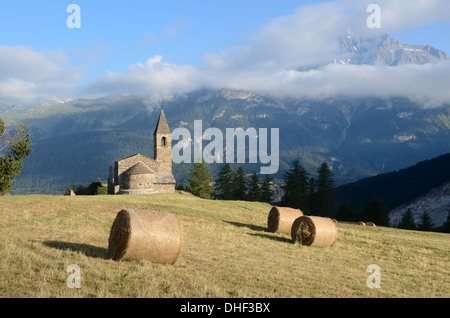 Chiesa di San Pierre Extavache & Paesaggio vista sul Parco Nazionale della Vanoise Bramans Maurienne Vanoise Savoie Francia Foto Stock