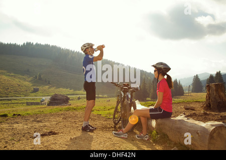 L uomo e la donna in appoggio con la mountain bike, Stiria, Austria Foto Stock