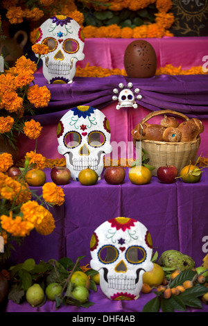 Teschi decorare un altare durante il giorno dei morti celebrazioni in Oaxaca, Messico, ottobre 31, 2013. Foto Stock