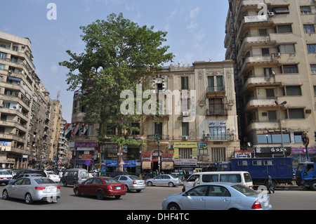 Automobili ed edifici in Piazza Tahrir nel centro, il Cairo, Egitto. Foto Stock