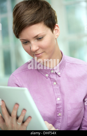 Giovane donna con tavoletta digitale Foto Stock
