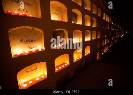 Candele decorare tombe in San Miguel cimitero durante il giorno dei morti di Oaxaca, Messico, 1 novembre 2013. Foto Stock