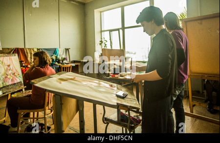 Tre giovani artisti femmina pittura in studio Foto Stock