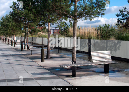 Panche e acqua caratteristica, Millennium Point, Birmingham, Regno Unito Foto Stock