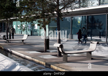 Panche e acqua caratteristica, Millennium Point, Birmingham, Regno Unito Foto Stock