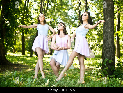 Tre giovani ballerini eseguono nei boschi Foto Stock