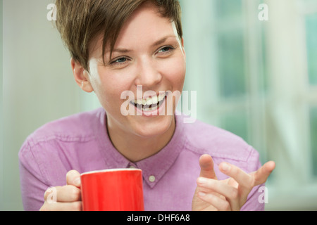 Giovane donna prendendo pausa caffè Foto Stock