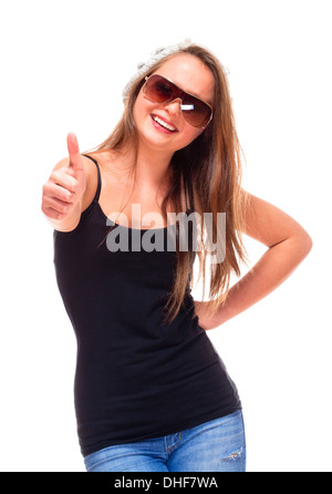 Ritratto di una ragazza adolescente con occhiali da sole che mostra pollice in alto segno Foto Stock