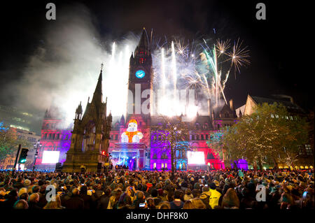 Manchester, Regno Unito. 8 novembre 2013. Festaioli gregge a Manchester Albert Square per guardare la città natale annuale interruttore luci sul davanti al Municipio. Le luci erano accese dal nono x fattore vincitore James Arthur, che ha vinto il concorso per nuovi talenti in 2012, insieme con le tomaie. Credito: Russell Hart/Alamy Live News. Foto Stock