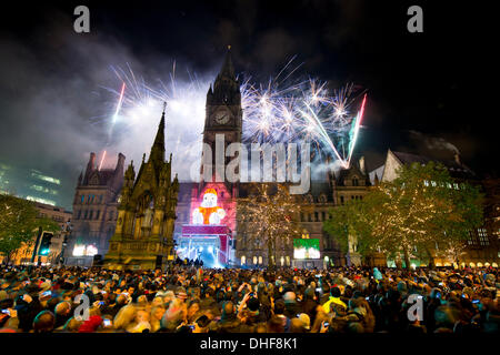 Manchester, Regno Unito. 8 novembre 2013. Festaioli gregge a Manchester Albert Square per guardare la città natale annuale interruttore luci sul davanti al Municipio. Le luci erano accese dal nono x fattore vincitore James Arthur, che ha vinto il concorso per nuovi talenti in 2012, insieme con le tomaie. Credito: Russell Hart/Alamy Live News. Foto Stock