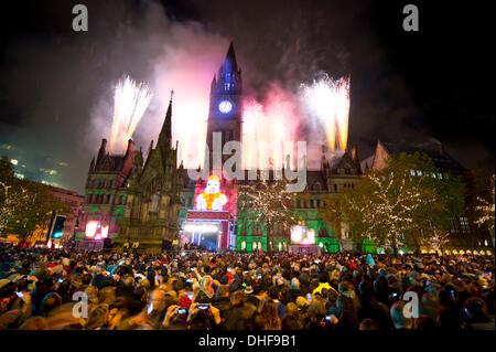 Manchester, Regno Unito. 8 novembre 2013. Festaioli gregge a Manchester Albert Square per guardare la città natale annuale interruttore luci sul davanti al Municipio. Le luci erano accese dal nono x fattore vincitore James Arthur, che ha vinto il concorso per nuovi talenti in 2012, insieme con le tomaie. Credito: Russell Hart/Alamy Live News. Foto Stock