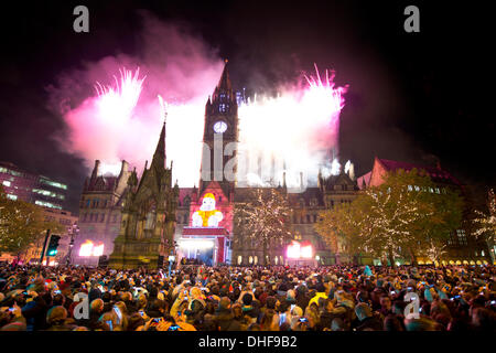 Manchester, Regno Unito. 8 novembre 2013. Festaioli gregge a Manchester Albert Square per guardare la città natale annuale interruttore luci sul davanti al Municipio. Le luci erano accese dal nono x fattore vincitore James Arthur, che ha vinto il concorso per nuovi talenti in 2012, insieme con le tomaie. Credito: Russell Hart/Alamy Live News. Foto Stock