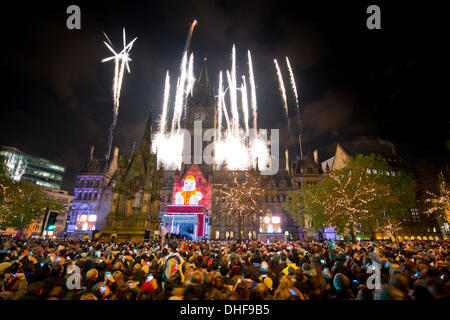 Manchester, Regno Unito. 8 novembre 2013. Festaioli gregge a Manchester Albert Square per guardare la città natale annuale interruttore luci sul davanti al Municipio. Le luci erano accese dal nono x fattore vincitore James Arthur, che ha vinto il concorso per nuovi talenti in 2012, insieme con le tomaie. Credito: Russell Hart/Alamy Live News. Foto Stock