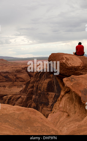 Curva a ferro di cavallo cliff uomo seduto Foto Stock