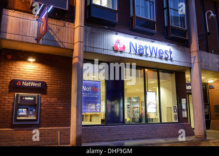 Natwest Bank e bancomat ATM illuminata di notte Foto Stock