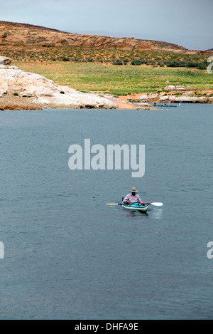 Un uomo su una barca kayak,lago Powell Foto Stock