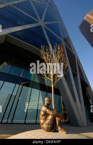 Alberta's Dream' una scultura in bronzo di Barcellona artista Juame da Plensa a al di fuori della torre di prua a Calgary, Alberta Canada. Foto Stock