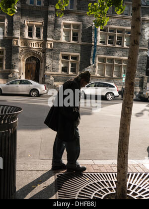 Washington, DC, 08 Nov, 2013. Temperature farà cadere vicino al congelamento sulla notte di venerdì, lasciando homeless street abitatori di lottare per trovare calore. Credito: Ann poco/Alamy Live News Foto Stock