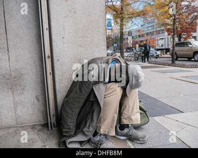 Washington, DC, 08 Nov, 2013. Temperature farà cadere vicino al congelamento sulla notte di venerdì, lasciando homeless street abitatori di lottare per trovare calore. Credito: Ann poco/Alamy Live News Foto Stock