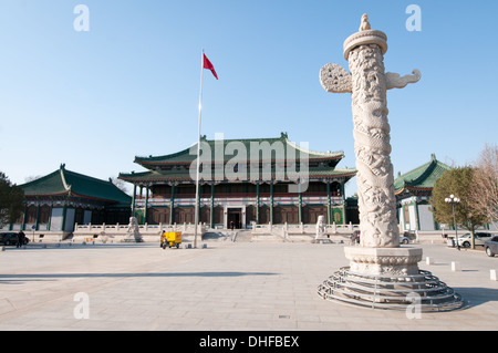 Huabiao pilastro di fronte alla Biblioteca nazionale della Cina (NLC) a 33 Zhongguancun South Street, Haidian, Pechino, Cina Foto Stock