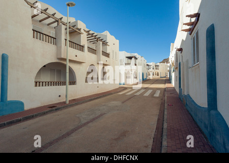 Vuoto in strada La Isleta del Moro, Parco Naturale Cabo de Gata, Almeria, Andalusia, Spagna. Foto Stock