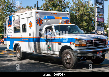 Università di Florida ambulanza in Homecoming Parade 2013 a Gainesville, Florida, Stati Uniti d'America. Foto Stock