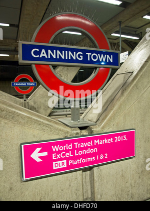 La Canning Town la stazione della metropolitana che mostra i segni del World Travel Market 2013, London, England, Regno Unito Foto Stock