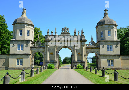 Cancello di ingresso al XVI secolo Burghley House, Stamford, Lincolnshire, England, Regno Unito Foto Stock