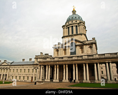 La Old Royal Naval College che mostra la cappella in Queen Mary corte Foto Stock