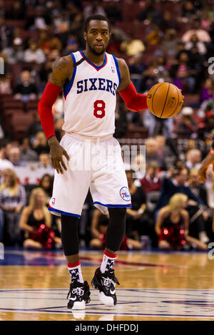 Philadelphia, Pennsylvania, USA. 8 Novembre, 2013. Philadelphia 76ers guardia di ripresa Tony Wroten (8) in azione durante il gioco NBA tra Cleveland Cavaliers e la Philadelphia 76ers presso la Wells Fargo Center di Philadelphia, Pennsylvania. Il 76ers win 94-79. Christopher Szagola/Cal Sport Media/Alamy Live News Foto Stock