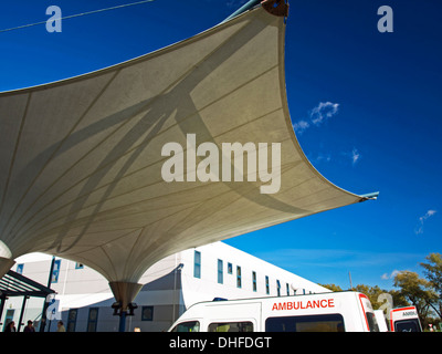 Le ambulanze parcheggiato di fronte alla Queen Elizabeth Hospital, Woolwich, a sud-est di Londra, Greater London, England, Regno Unito Foto Stock