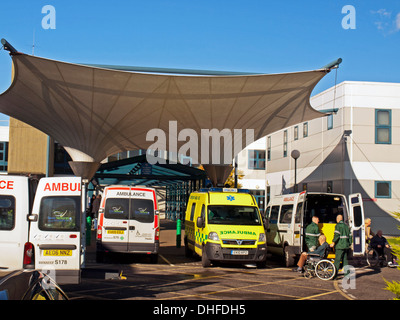 Le ambulanze parcheggiato di fronte alla Queen Elizabeth Hospital, Woolwich, a sud-est di Londra, Greater London, England, Regno Unito Foto Stock