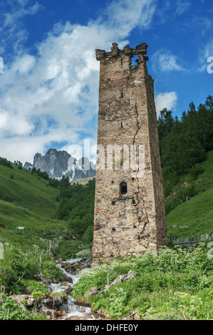 Torre di svaneti sul Caucaso mountain Foto Stock