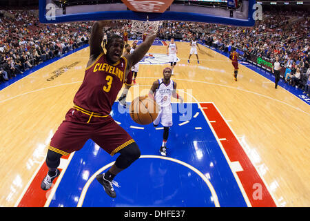 Philadelphia, Pennsylvania, USA. 8 Novembre, 2013. Cleveland Cavaliers riprese guard Dion camerieri (3) schiacciate la palla durante il gioco NBA tra Cleveland Cavaliers e la Philadelphia 76ers presso la Wells Fargo Center di Philadelphia, Pennsylvania. Il 76ers win 94-79. Christopher Szagola/Cal Sport Media/Alamy Live News Foto Stock