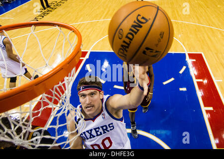 Philadelphia, Pennsylvania, USA. 8 Novembre, 2013. Philadelphia 76ers center Spencer Hawes (00) pone il colpo durante il gioco NBA tra Cleveland Cavaliers e la Philadelphia 76ers presso la Wells Fargo Center di Philadelphia, Pennsylvania. Il 76ers win 94-79. Christopher Szagola/Cal Sport Media/Alamy Live News Foto Stock