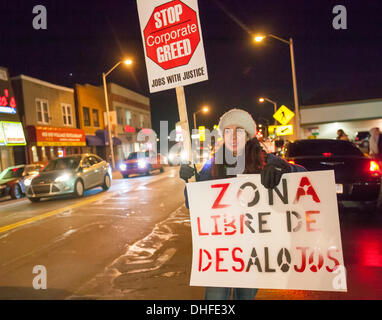 Detroit, Michigan - vicini marzo tramite southwest Detroit a protestare contro il tentativo di strappare la famiglia Hernandez dal governo federale di Fannie Mae ipoteca società. La famiglia è sceso dietro sui suoi pagamenti dopo: i Ludim Hernandez è stato licenziato dal suo lavoro di costruzione. © Jim West/Alamy Live News Foto Stock