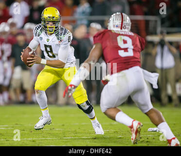 Palo Alto, CA, Stati Uniti d'America. 07 Nov, 2013. Oregon Ducks quarterback Marcus Mariota (8) in azione durante il NCAA Football gioco tra la Stanford il cardinale e la Oregon Ducks presso la Stanford Stadium di Palo Alto, CA. Stanford sconfitto Oregon 26-20. Damon Tarver/Cal Sport Media Credito: Cal Sport Media/Alamy Live News Foto Stock