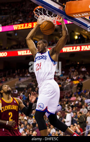 Philadelphia, Pennsylvania, USA. 8 Novembre, 2013. Philadelphia 76ers avanti potenza Taddeo giovani (21) schiacciate la palla durante il gioco NBA tra Cleveland Cavaliers e la Philadelphia 76ers presso la Wells Fargo Center di Philadelphia, Pennsylvania. Il 76ers win 94-79. Christopher Szagola/Cal Sport Media/Alamy Live News Foto Stock